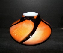 Váza nízká široká oranžovočerná 19cm.